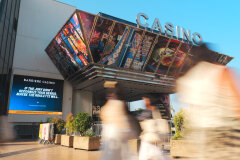 LES PUBLICITAIRES MISENT SUR LES LIONS.  BARRIÈRE CASINO JOUE AVEC EUX.