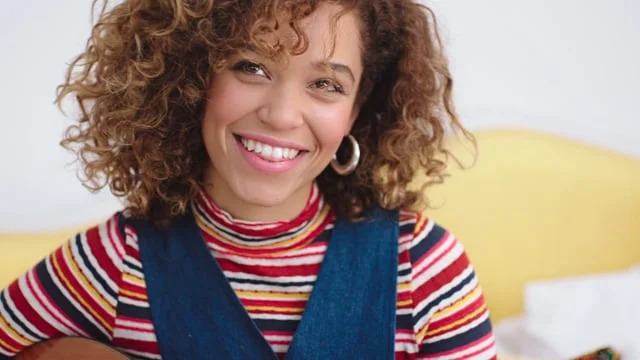 ESTÉE LAUDER - Confidence Uncovered, Izzy Bizu